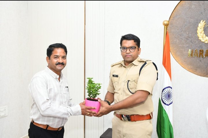 జిల్లా ఎస్పీ నీ కలిసిన ఆఫీస్ సూపరింటెండెంట్‌ శ్యామ్ సుందర్ రాజు
